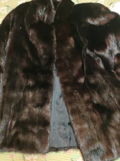 皮板很软毛质油亮，品质不错，收到太开心啦，非常满意，这件中古貂尺码也很合适，下次还来淘，哈哈，满意哦