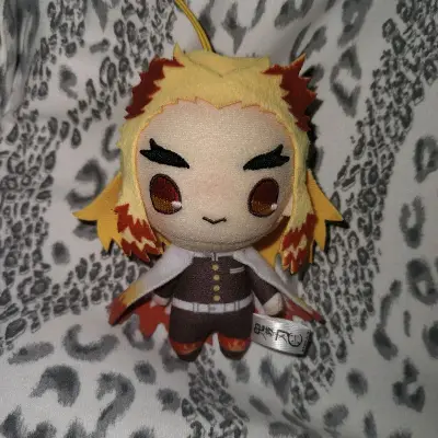 第一次用挖煤姬淘日谷就踩中满分体验！心心念念的炼狱杏寿郎玩偶到手也太惊喜了，玩偶的面料软乎乎的，头发的红黄渐变印染超清晰，五官和服饰的细节也还原得特别到位，吊牌齐全品相全新，完全没有运输造成的挤压或磨损。物流时效比我预估的快了好几天，包裹里的防震填充塞得满满当当，玩...