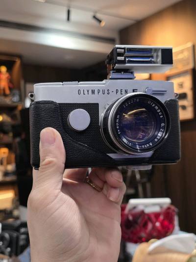 オリンパスハーフサイズカメラPEN Fには内蔵フラッシュが搭載されておらず、標準添付の外付けフラッシュFL-LM3は防塵・防滴性能を備え、ISO 100時のガイドナンバーは9.1、多角度の反射撮影に対応しています。