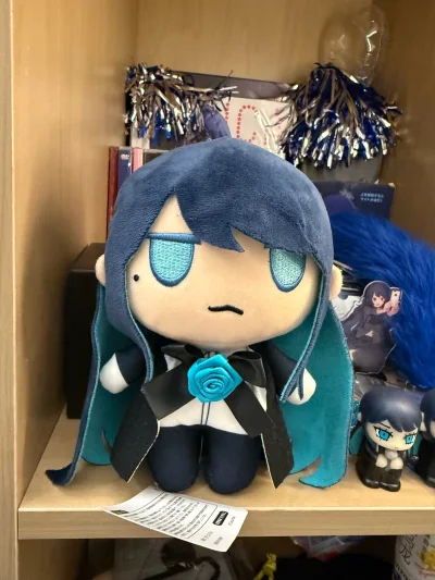 心心念念的Ado生日娃终于到了，闲鱼上要三千多，挖煤姬上一千出头就收到了，非常幸运，看起来也很真，邮费也很便宜。很可爱的Ado酱！