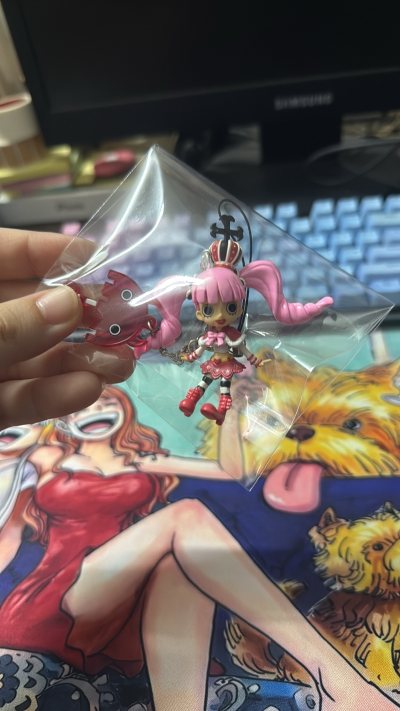 这次买到了i love perhona girls 的佩罗娜挂件，佩佩好可爱呀，品质也很新。还买到了万圣节草帽团，南瓜配色橙色太搭配了，人物造型也很棒