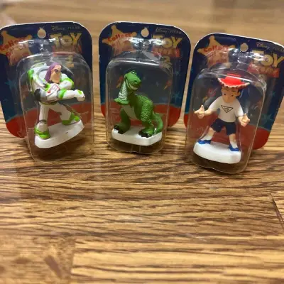 找了很久的小玩偶终于找到了，果断入手，很迷你的小玩偶，很可爱！成色不错，真是爱不释手！很期待下一次海淘！