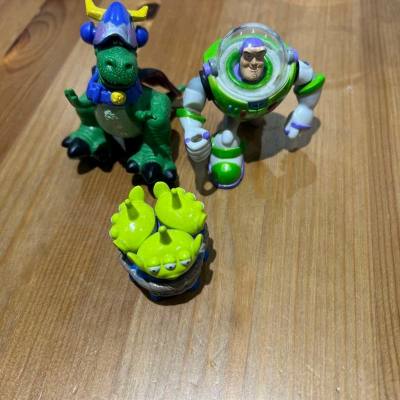 偶然淘到的小玩具，很小巧可爱，摆着挺好看的，手脚还能动的，挺有意思的！客服也很耐心，一次愉快的购物体验！