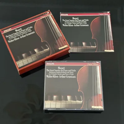 这套莫小奏果然名不虚传，Arthur Grumiaux 与
Walter Klien的传世经典。
4CD，西德满银。
周未顺序听到第三张，不同于目前喜欢的比如
Kagan、Richter或者 Oistrakh 版、Szigeti 版，Grumiaux 与 Klien...