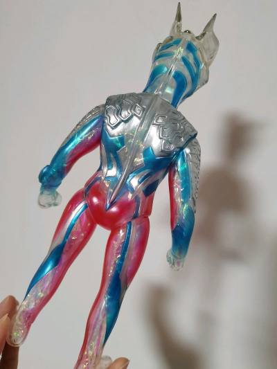 公牛社赛罗极光色，颜色漂亮非常通透，难得蹲到的版本，竹蜻蜓发货省心，物流比较快，打包结实，到手效果非常赞。