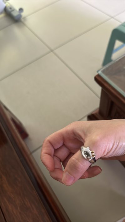 这个戒指真的很可爱我很喜欢，很有童趣的感觉，仿佛回到了小时候，小时候我最喜欢看kitty的动画片，所以这个戒指真的很喜欢