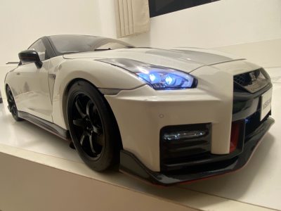 一次偶然机会碰上了一辆1:8的gtr，真的是看上去不错，到货之后，自己拼一下，完美，虽然中间有一些小插曲，但是不影响