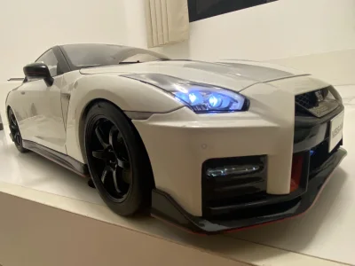 一次偶然机会碰上了一辆1:8的gtr，真的是看上去不错，到货之后，自己拼一下，完美，虽然中间有一些小插曲，但是不影响