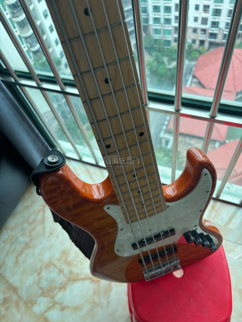 这次在煤炉上刷到了一把非常漂亮的mv5五弦贝斯 还是限量版的，于是尝试还价卖家却一分不少哎 只好等到了优惠劵果断下手，顺利到手！
