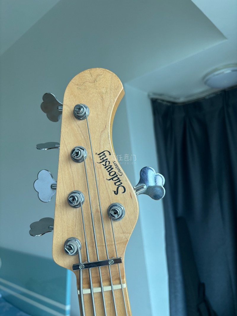 这次在煤炉上刷到了一把非常漂亮的mv5五弦贝斯 还是限量版的，于是尝试还价卖家却一分不少哎 只好等到了优惠劵果断下手，顺利到手！