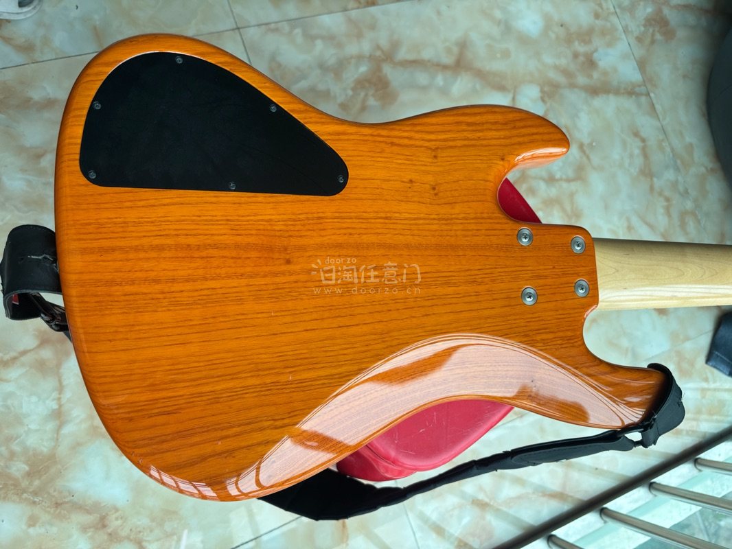 这次在煤炉上刷到了一把非常漂亮的mv5五弦贝斯 还是限量版的，于是尝试还价卖家却一分不少哎 只好等到了优惠劵果断下手，顺利到手！