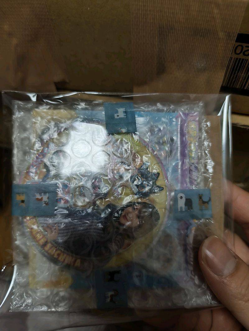 这次在年末的冬季切到了肤白貌美的吧唧痛包和同人卡。挖煤姬还是很好用，切到了好价的痛包。发货效率很高，快递包装也一如既往地结实令人放心!