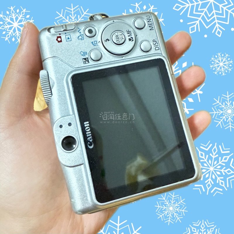 年末成功入手心头好，佳能CCD A700成色很新，机身无明显划痕，复古画质清晰有质感，操作简单易上手，不管日常记录还是随手拍摄都很合适，年末能淘到这样的好物真的很满足。

挖煤姬海淘体验特别好，商品详情描述真实准确，和实物完全相符，物流配送时效稳定，全程可追踪很放心...