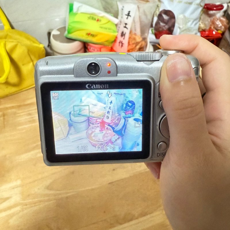 年末成功入手心头好，佳能CCD A700成色很新，机身无明显划痕，复古画质清晰有质感，操作简单易上手，不管日常记录还是随手拍摄都很合适，年末能淘到这样的好物真的很满足。

挖煤姬海淘体验特别好，商品详情描述真实准确，和实物完全相符，物流配送时效稳定，全程可追踪很放心...