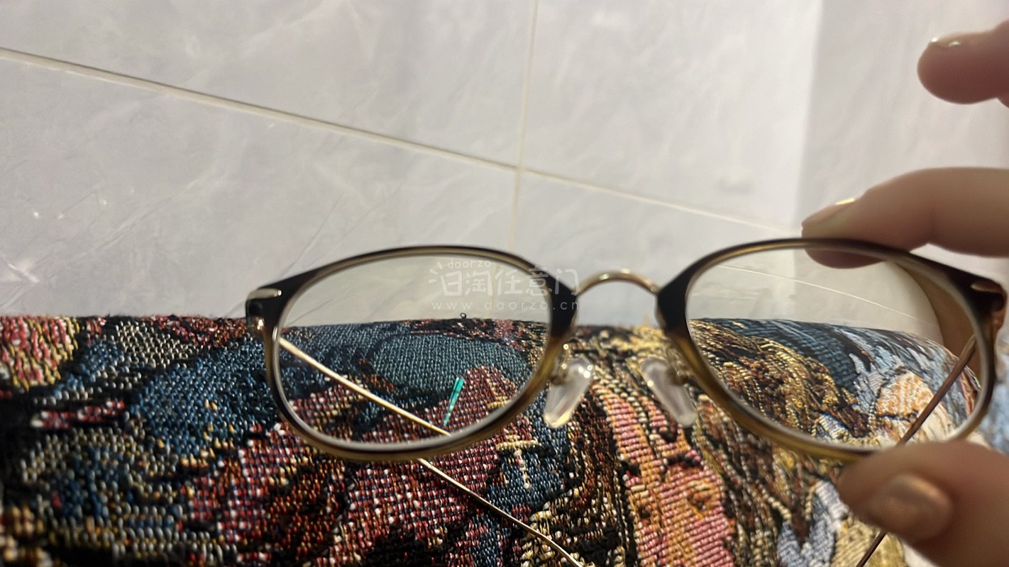 とても素敵で、かわいいメガネで、測定感が軽くて、つけても目が疲れません。自分でレンズを合わせたが、今は楽しく使っている