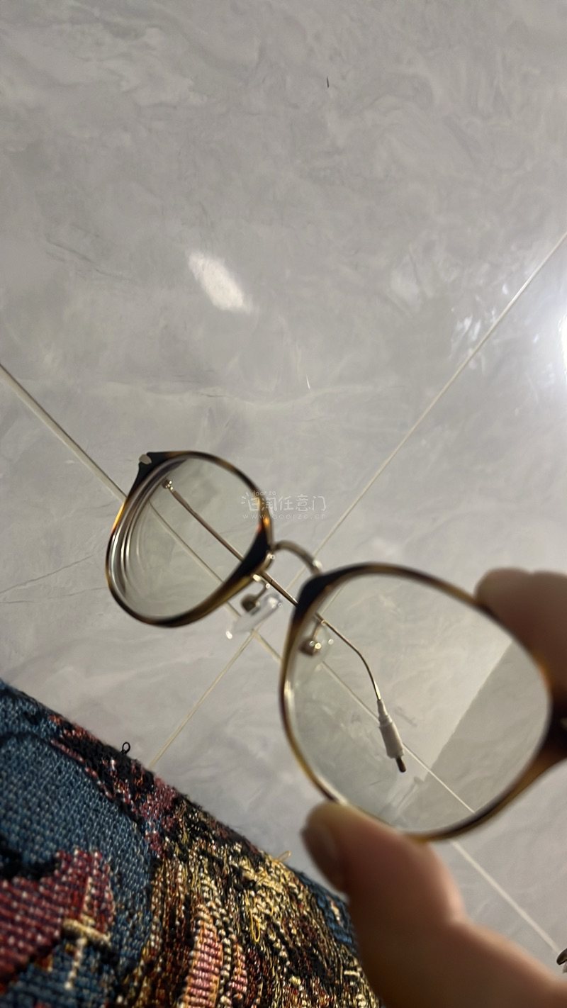 とても素敵で、かわいいメガネで、測定感が軽くて、つけても目が疲れません。自分でレンズを合わせたが、今は楽しく使っている