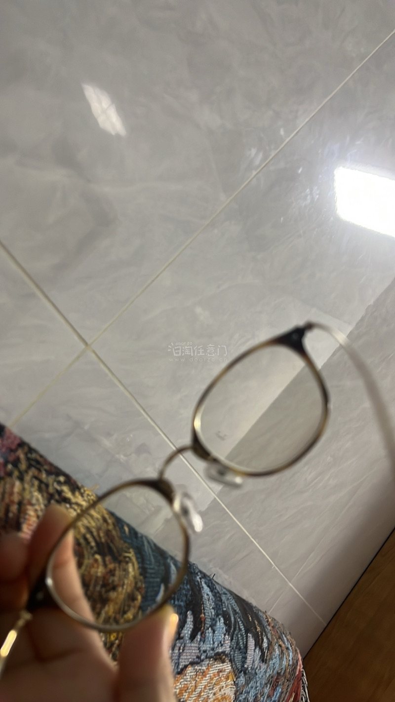 とても素敵で、かわいいメガネで、測定感が軽くて、つけても目が疲れません。自分でレンズを合わせたが、今は楽しく使っている