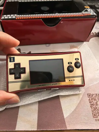 这次来的是一台限定机-GBM马里奥20周年限定。配色采用FC的手柄样式，十分复古怀旧。机器整体非常漂亮,无任何磨损。值得收藏把玩！