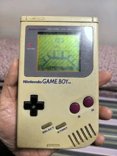 这次来的是时间上真正意义上的第一台掌机—任天堂公司在1989年出品的game boy！这台机器可谓是跨时代的存在，是的人们可以随时随地的玩游戏，尽管已过去三十多年，但依旧是玩家心中的经典机器！感谢挖煤姬！