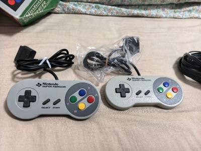 这次来的是任天堂第二代游戏机-超级任天堂SFC，机器较前代FC性能有较大提升，由于提升了CPU，使得游戏画面大福提高。当时这台机器在国内拥有的人屈指可数几乎不见踪影。感谢任意门帮我圆梦！