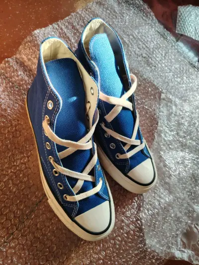 又是一款老鞋，最近收了很多老鞋，感谢挖煤姬。颜色亮眼，质量也没话说，整体质感超级好，希望能有更多好东西