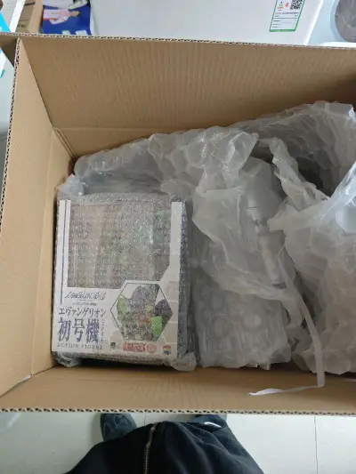 拿到箱子吓了一跳，我还以为东西寄错了，拆开一看没问题，挖煤姬这个打包太结实了，就是这个mafex的做工让我一言难尽，可惜没办法跟霓虹人面对面交流，有些瑕疵就是没办法提前确认下，只能含泪咽下了。