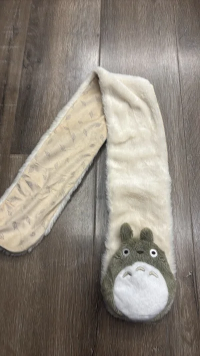 从煤炉买的龙猫围巾，之前有一条丢掉，国内断货，就来这买。很快就到了，谢谢煤炉代购！！！总是有各种各样的孤品好物！帽子有瑕疵，但能接受，性价比高就对了。