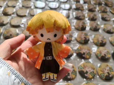 作为一名鬼灭之刃的重度爱好者，这次在挖煤姬一次性冲了100个善逸无限列车篇吧唧+若干砂糖娃娃，开箱的时候真的激动到搓手手！
 
下单前其实还挺忐忑的，毕竟吧唧数量多，最怕运输途中磕碰或者磨损，结果拆开包裹直接被惊艳到——每一个吧唧都被分装好，外面还裹了厚厚的缓冲材料...