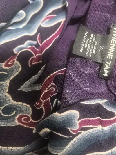 海运真香，非常适合积攒到接近报关限额然后一波发回，基本上也就1个月到手??只加了箱外保护膜服务但其实里面也垫足了泡沫纸做保护，再夸一次挖煤姬??
这次买到心水很久的图二这件（顺带碰到同品牌图三就一起拍了），摸到实物不得不说non non dorl这个牌子符合我对它的...