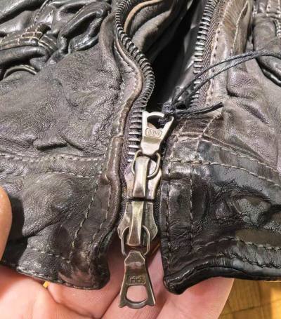 非常喜欢，版型也是没的说，用的材质顶级，工艺精良，能看的出是顶级产品，非常感谢卖家，衣服很新，我还会再来购买