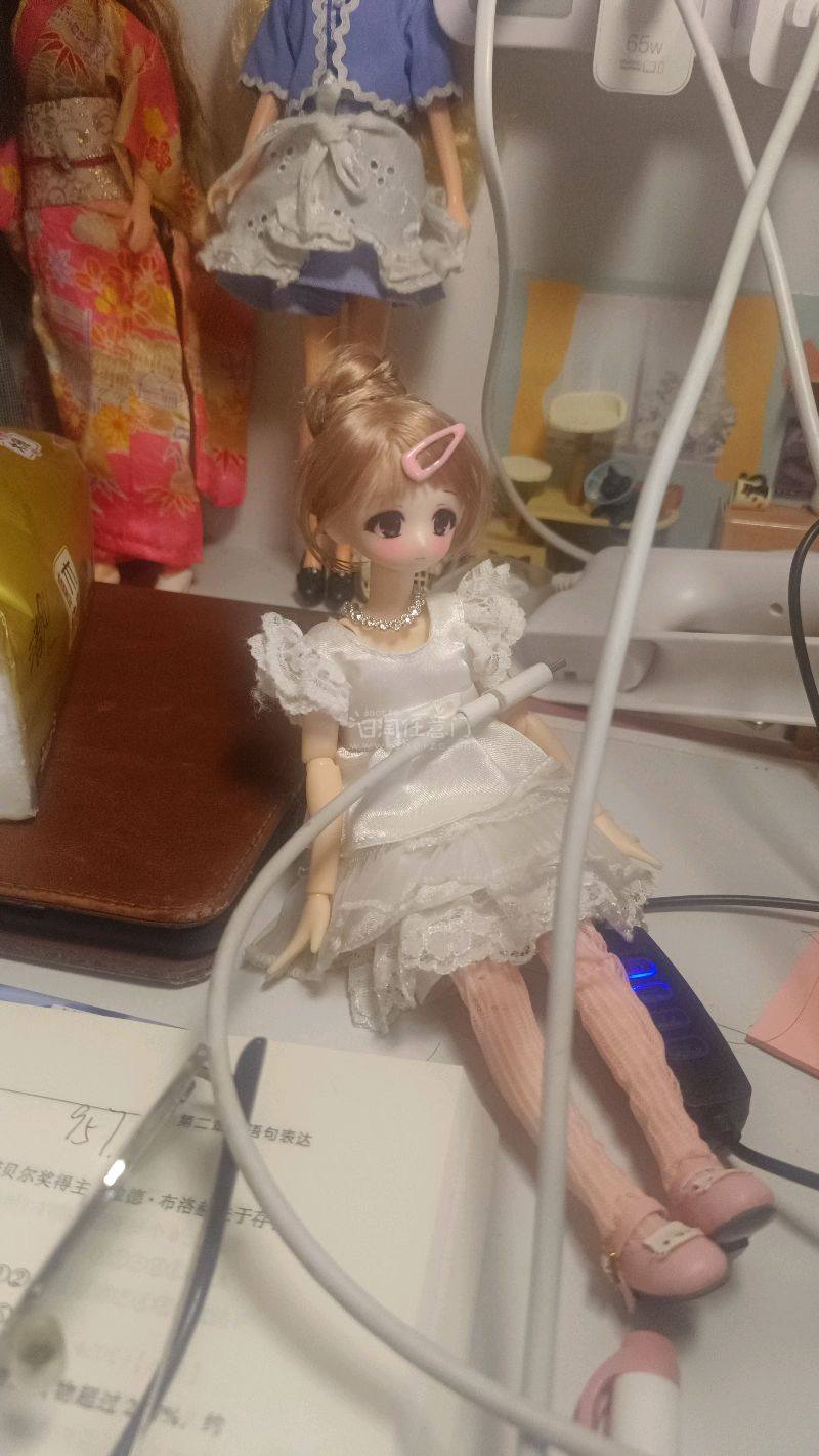 娃衣质量超预期！纯棉面料软糯亲肤，缝线工整，没有多余线头。设计也很有特色，上身效果好，宝宝穿着舒服又好看。会回购！