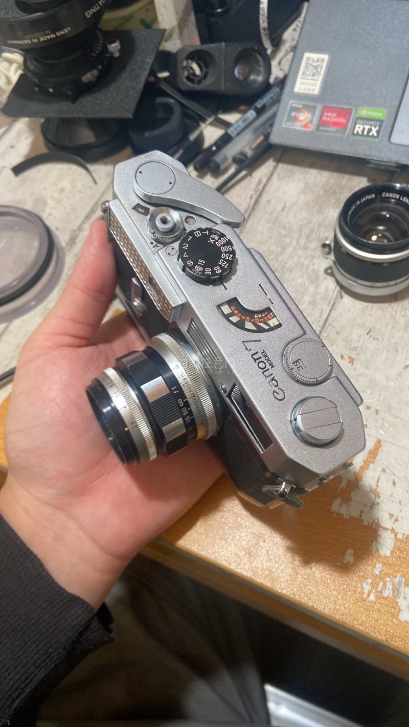 在挖煤姬上买到了这台佳能model7相机，相机很不错，卖家还把相机的实际快门速度测量出来写在了小纸条上，好评好评，这次走的航空，快递包裹一周左右就到了