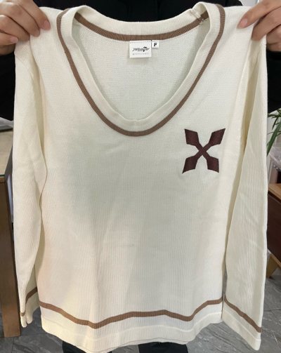 乘着自己攒了积分终于把它接回来了，选的是追踪小航空，没几天就到了。包裹运输过程中没有破损，衣服是洗过的，看得出来是被精心保存的，特别特别好