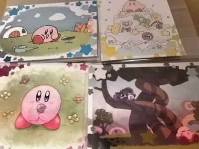 卡比明信片太可爱了！！是卡比绘本附赠的明信片，边缘有闪光星星很好看！物流还挺快的，包装也很棒，纸片都很完整没有伤！！