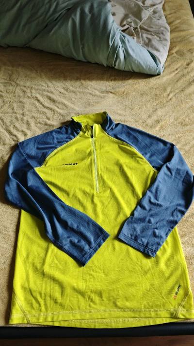 Polartec面料防风导湿，单穿不冷，出汗不闷。微修身剪裁不勒肉，抬手攀岩超灵活，半高领挡风不卡脖，软绒贴肤无刺痒，敏感肌狂喜。走线工整压胶防磨，侧袋藏钥匙超方便，机洗三次不变形不起球。春秋外穿配冲锋衣，冬天当中间层，晨跑也透气，从山野到城市全能打，秋冬必备“轻暖...