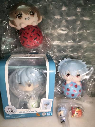 这次主要买的都是银魂的谷子，发货选择的是海运发货~选的是不拆外包
第一包是银魂最近出的吊起来粘土挂件，是神乐和银时的set~超级可爱!
总务和银时的毛绒~也是煤炉购入的谷子
第三个是坂田银时q版的粘土人!超可爱!