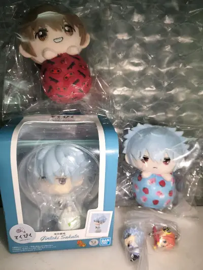 这次主要买的都是银魂的谷子，发货选择的是海运发货~选的是不拆外包
第一包是银魂最近出的吊起来粘土挂件，是神乐和银时的set~超级可爱!
总务和银时的毛绒~也是煤炉购入的谷子
第三个是坂田银时q版的粘土人!超可爱!