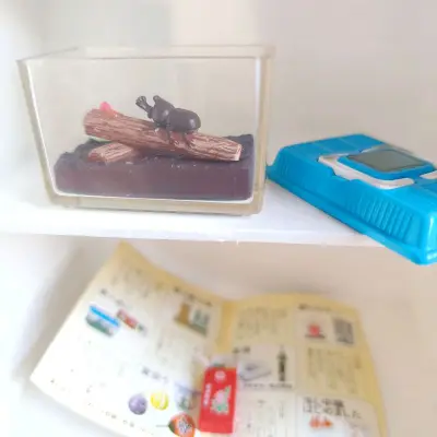 megahouse早期的食玩真的超级细节，昆虫箱的做工真的可爱，在比例这么小的情况下，细节拉满。圆了小时候想要个昆虫箱每天观察小昆虫的梦。强烈推荐megahouse的食玩真的做的太优秀了。只可惜现在megshouse早已经不做食玩了，这款来自2003年的玩具在挖煤姬...