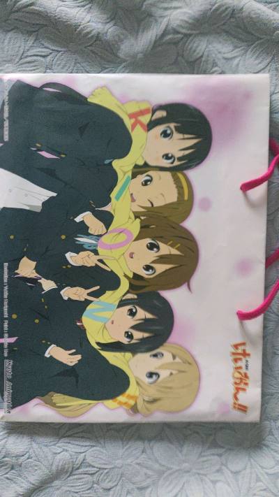 周边套装很不错，国内都没有很全面的套装，感谢卖家出物，而且是好价拿到的，拼图也是第二次买了，送朋友一套，很不错