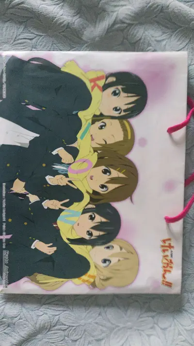 周边套装很不错，国内都没有很全面的套装，感谢卖家出物，而且是好价拿到的，拼图也是第二次买了，送朋友一套，很不错