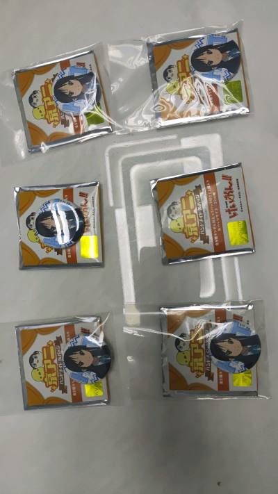 轻音少女周边好价，很不错，感谢卖家出物，配送速度也很快，走的竹蜻蜓路线，运费也很便宜，吧唧也是全新的，爱了爱了