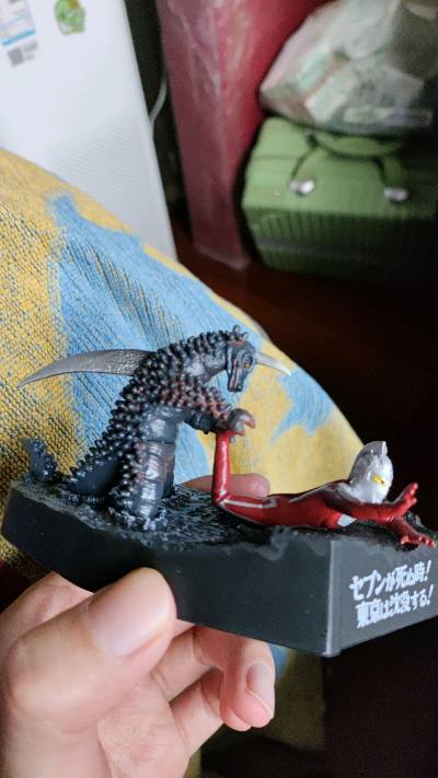 第n次在任意门日淘购买心仪的商品了，本款戏画出自《雷欧奥特曼》第一集《东京沉没之时》，细致刻画了赛文奥特曼在黑潮岛作战的场景。戏画虽小，但五脏俱全，不论是皮套褶皱，还是场景中的海水和滩涂场景，都刻画地非常真实。本款戏画也是中古老物了，通过任意门买到正版商品，也是非常...