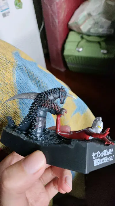 第n次在挖煤姬日淘购买心仪的商品了，本款戏画出自《雷欧奥特曼》第一集《东京沉没之时》，细致刻画了赛文奥特曼在黑潮岛作战的场景。戏画虽小，但五脏俱全，不论是皮套褶皱，还是场景中的海水和滩涂场景，都刻画地非常真实。本款戏画也是中古老物了，通过挖煤姬买到正版商品，也是非常...