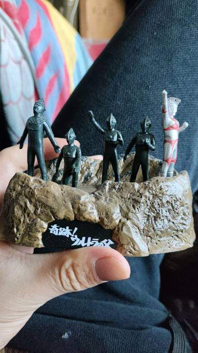 第n次在任意门日淘购买心仪的商品了，本款戏画出自《艾斯奥特曼》中的《奇迹！奥特之父》，细致刻画了奥特兄弟被希波利特星人击败战死的场景。戏画虽小，但五脏俱全，不论是皮套褶皱，还是场景中泥土场景，都刻画地非常真实。本款戏画也是中古老物了，通过任意门买到正版商品，也是非常...