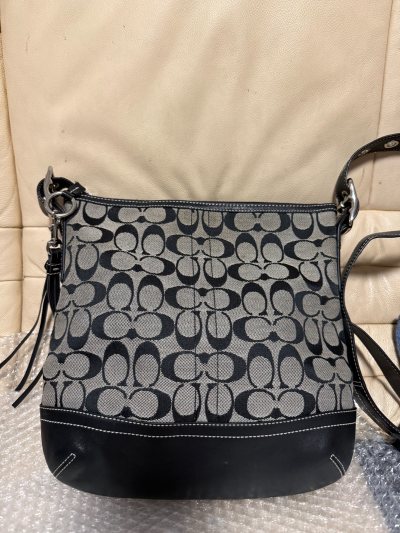 这是第一次海淘体验，然后就买了三款COACH包包，基本上和描述的很一致。除了第一款包包扣子那有一点溢胶，其他的另两款和描述基本上是比较一致的，非常满意，然后还有陆续的有后续购买了两个包还没有到。还是非常好用的软件，对新手小白来说也很友好。