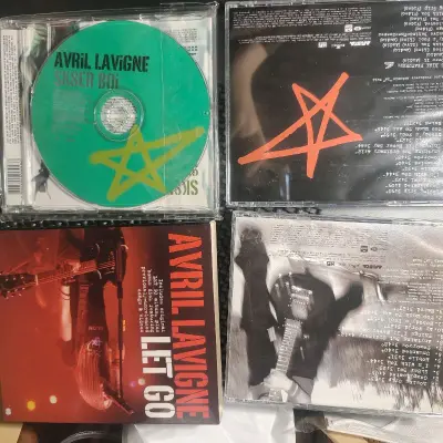 收到了艾薇儿《Let Go》的几张不同版本CD，从初版到限定Bonus碟，盘面设计带着当年的朋克锐气，绿盘+涂鸦星标超有辨识度。拆封时摸到实体的质感太爽，经典专辑值得收藏，每首歌都是青春回忆杀！音质清晰，包装完整，作为老歌迷真是回忆感拉满！