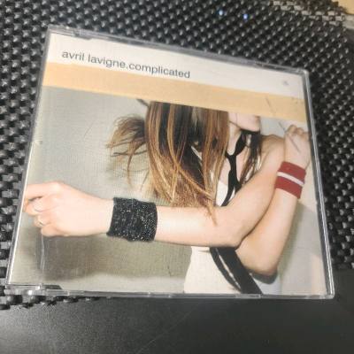 蹲到艾薇儿《Complicated》的单曲CD太惊喜！封面里红白条腕带+黑纱手链的造型，完全是当年朋克少女的标志性穿搭。盘面的黑白磨砂设计质感满分，还带了《Complicated》的MV，翻开封套看制作信息，连编曲细节都写得超全，老粉拿到手直接梦回青春，实体碟的收藏...
