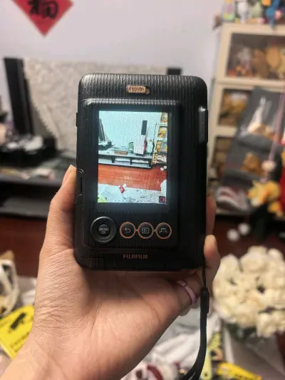 好喜欢这次买的LIPLAY拍立得，可以打印自己喜欢的图片，功能正常，颜值在线，超级开心啊，可以打印好多自己的照片啦，开心呀