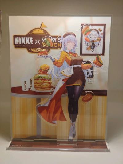 NIKKE 妈妈摸联动立牌和钥匙扣展示