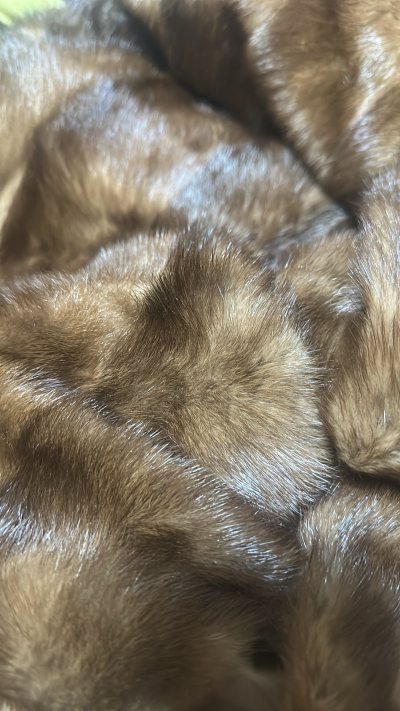 感觉颜色很漂亮，手感很好。很喜欢?在这上面购物特别方便，买中古貂就来任意门，运输速度很快，客服人也很好，超级棒！！！！！